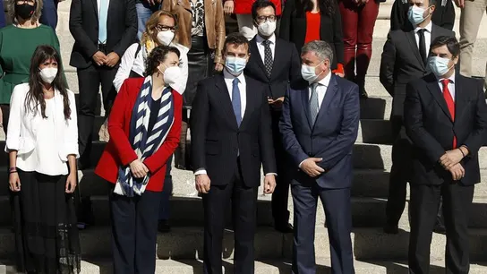Los integrantes de la mesa del Pacto de Toledo, tras cerrar el acuerdo Los integrantes de la mesa del Pacto de Toledo posan frente al Congreso tras cerrar el acuerdo