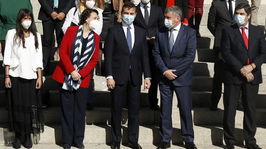 Los integrantes de la mesa del Pacto de Toledo posan frente al Congreso tras cerrar el acuerdo