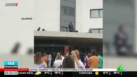 La actuación sorpresa de Antonio Orozco en el tejado del Hospital de Bellvitge para luchar contra el coronavirus La actuación sorpresa de Antonio Orozco en el tejado del Hospital de Bellvitge para luchar contra el coronavirus