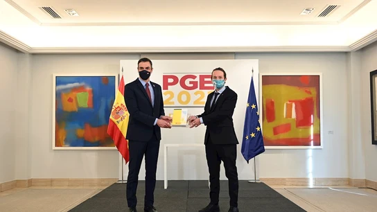 Sánchez e Iglesias posan con el proyecto de presupuestos Sánchez e Iglesias posan con el proyecto de presupuestos