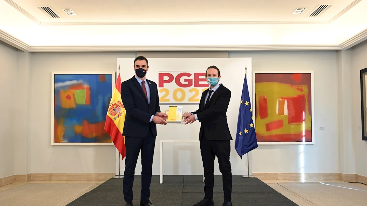 Sánchez e Iglesias posan con el proyecto de presupuestos Sánchez e Iglesias posan con el proyecto de presupuestos