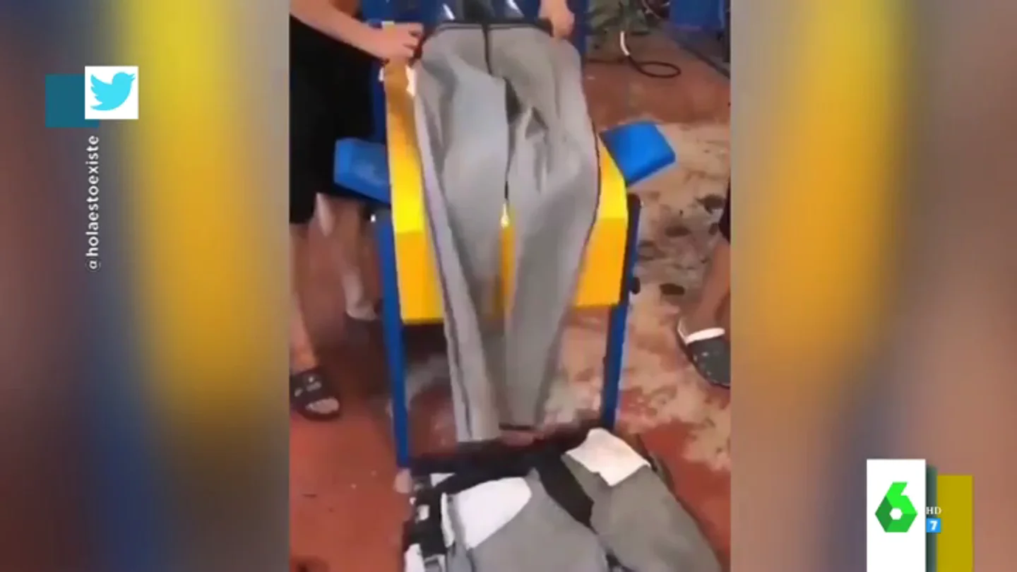 La 'máquina' que da la vuelta a los pantalones por ti deja alucinada a Lorena Castell La 'máquina' que da la vuelta a los pantalones por ti deja alucinada a Lorena Castell