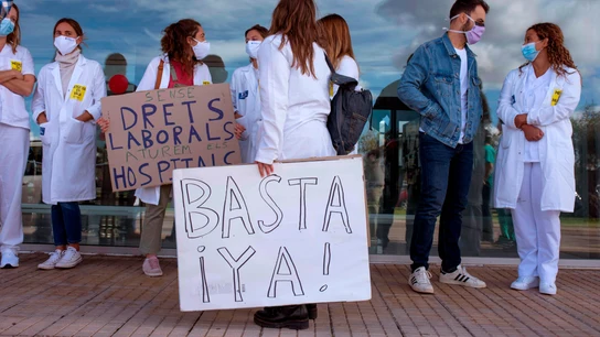 Concentración de médicos frente a las puertas del Hospital Mateu Orfila de Mahón Concentración de médicos frente a las puertas del Hospital Mateu Orfila de Mahón