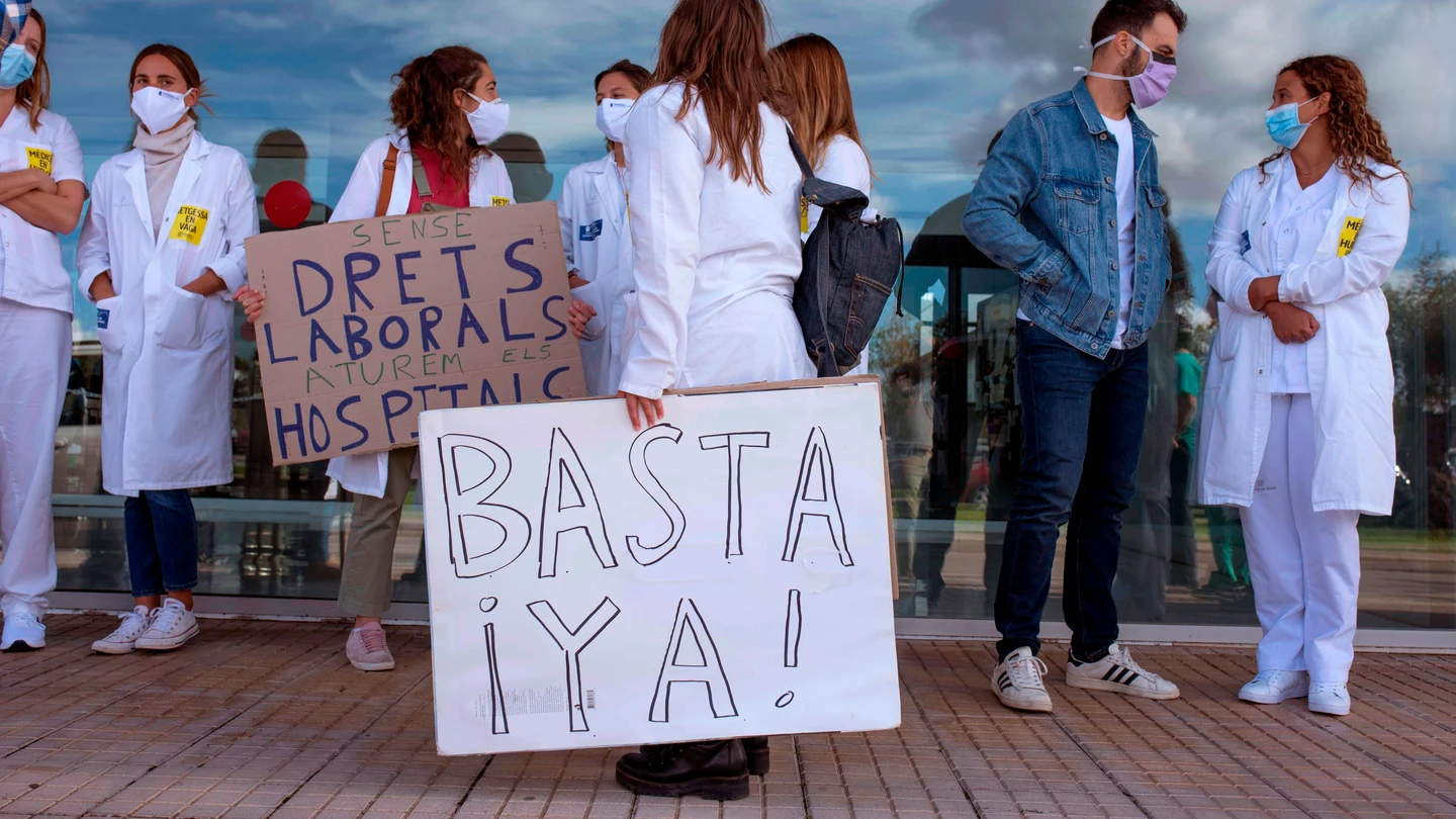 Concentración de médicos frente a las puertas del Hospital Mateu Orfila de Mahón Concentración de médicos frente a las puertas del Hospital Mateu Orfila de Mahón