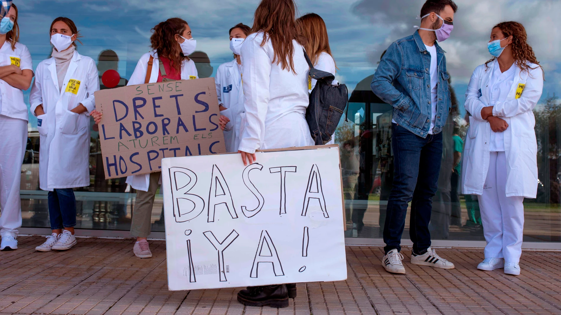 Concentración de médicos frente a las puertas del Hospital Mateu Orfila de Mahón