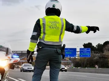 La Guardia Civil parando a vehículos La Guardia Civil parando a vehículos