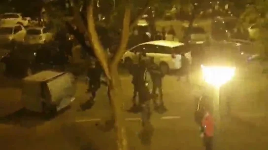 Quema de contenedores y lanzamiento de botellas contra el estado de alarma en Sevilla Quema de contenedores y lanzamiento de botellas contra el estado de alarma en Sevilla