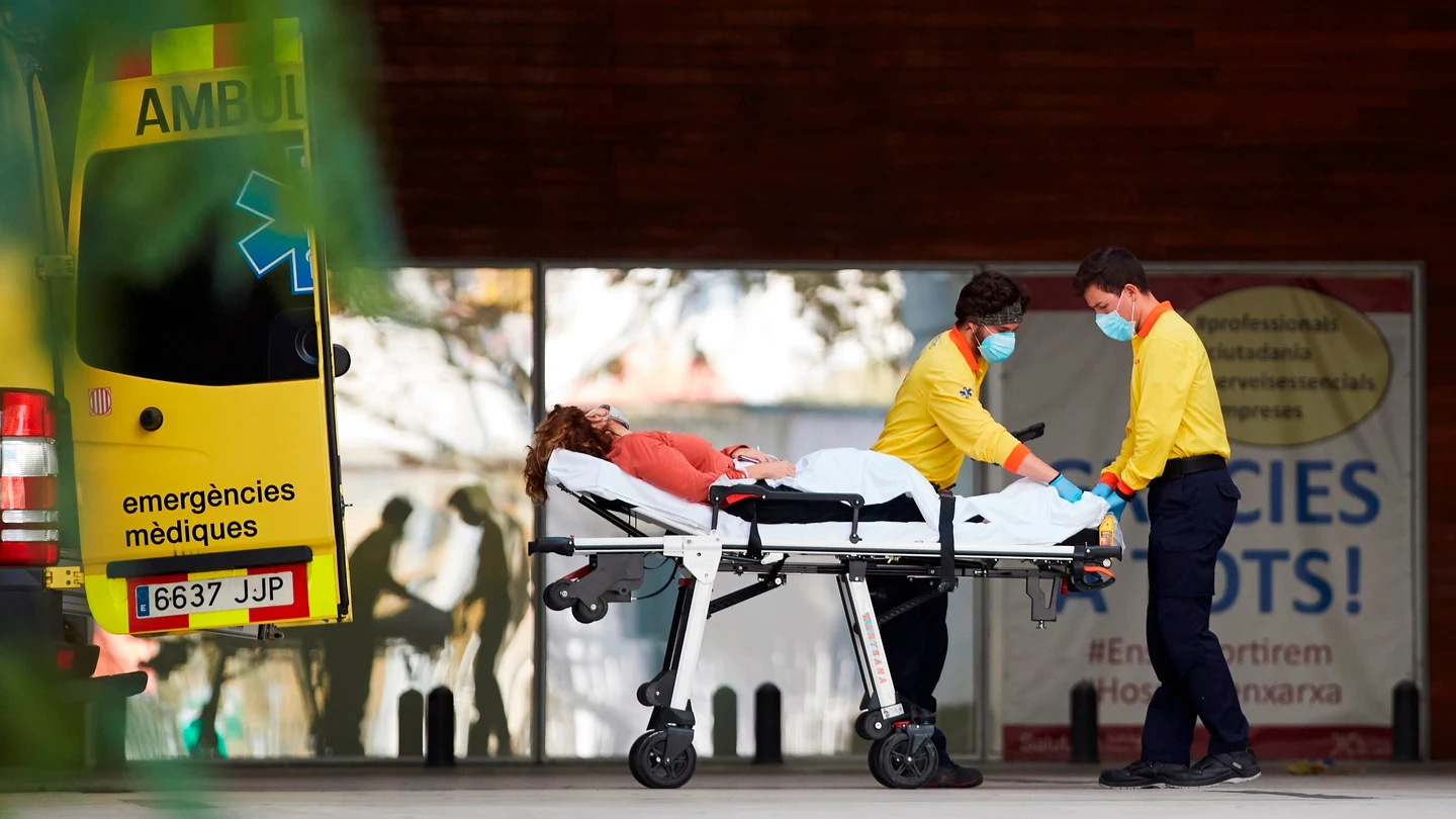 Dos técnicos de emergencias médicas ingresan a un enfermo en el Hospital de Bellvitge de Barcelona. Dos técnicos de emergencias médicas ingresan a un enfermo en el Hospital de Bellvitge de Barcelona.