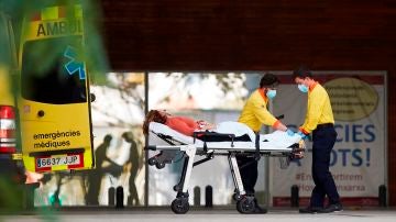 Dos técnicos de emergencias médicas ingresan a un enfermo en el Hospital de Bellvitge de Barcelona.