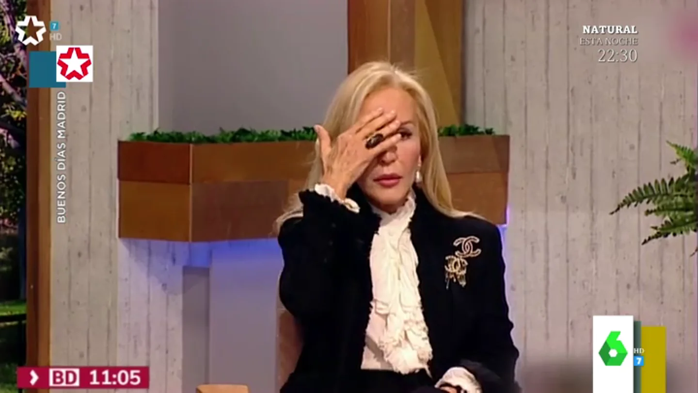 El mal rato de Carmen Lomana al darse cuenta de que está en directo tras hablar de su vida privada El mal rato de Carmen Lomana al darse cuenta de que está en directo tras hablar de su vida privada