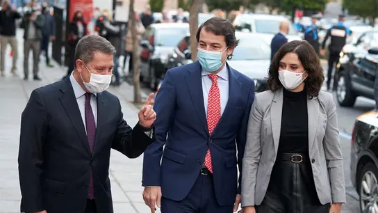 El presidente de la Junta de Castilla y León, Alfonso Fernández Mañueco, la Comunidad de Madrid, Isabel Díaz Ayuso, y el del Gobierno de Castilla-La Mancha, Emiliano García-Page. El presidente de la Junta de Castilla y León, Alfonso Fernández Mañueco, la Comunidad de Madrid, Isabel Díaz Ayuso, y el del Gobierno de Castilla-La Mancha, Emiliano García-Page.