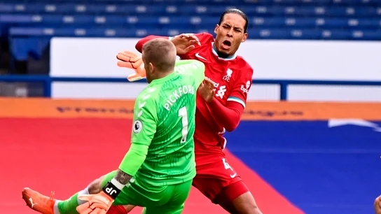 Pickford y Van Dijk chocan Pickford y Van Dijk chocan