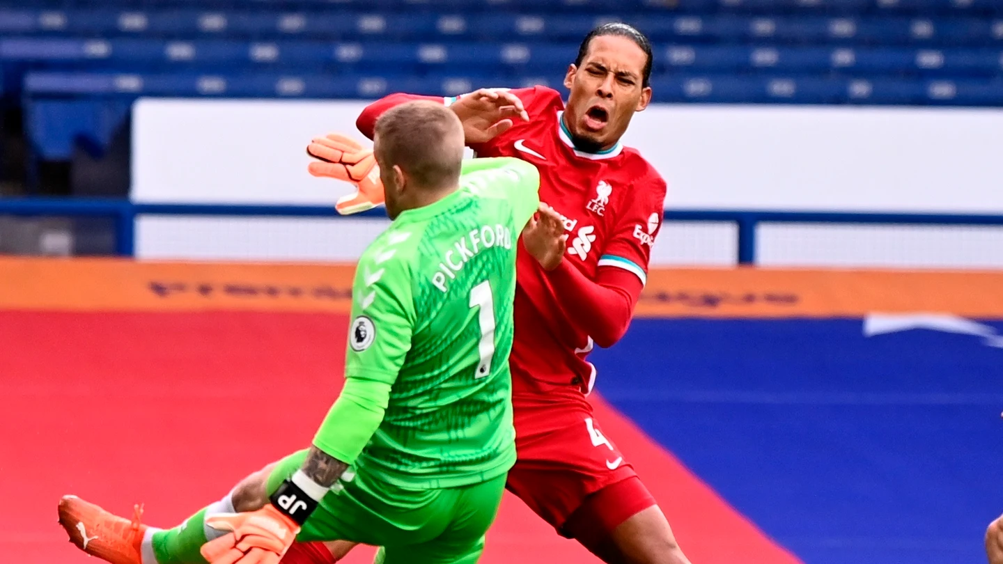 Pickford y Van Dijk chocan Pickford y Van Dijk chocan