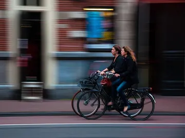 ¿Coche o ciclista? ¿Quién tiene prioridad en rotondas? ¿Coche o ciclista? ¿Quién tiene prioridad en rotondas?