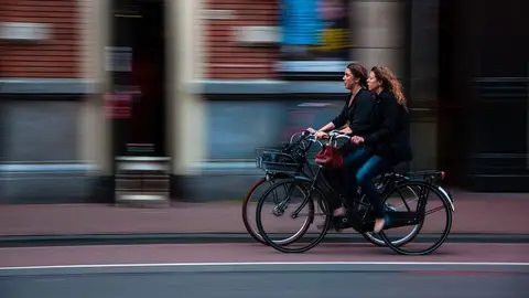 ¿Coche o ciclista? ¿Quién tiene prioridad en rotondas? ¿Coche o ciclista? ¿Quién tiene prioridad en rotondas?