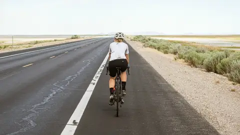 Adelantar a un ciclista: cuándo se puede y cuándo no Adelantar a un ciclista: cuándo se puede y cuándo no