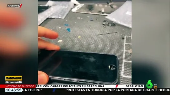 Encuentra una nota sorpresa dentro del iPhone que iba a reparar y 100 dólares Encuentra una nota sorpresa dentro del iPhone que iba a reparar y 100 dólares