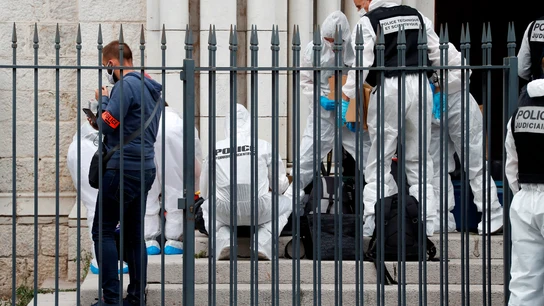 Agentes de la Policía francesa trabajando en el lugar de los hechos Agentes de la Policía francesa trabajando en el lugar de los hechos