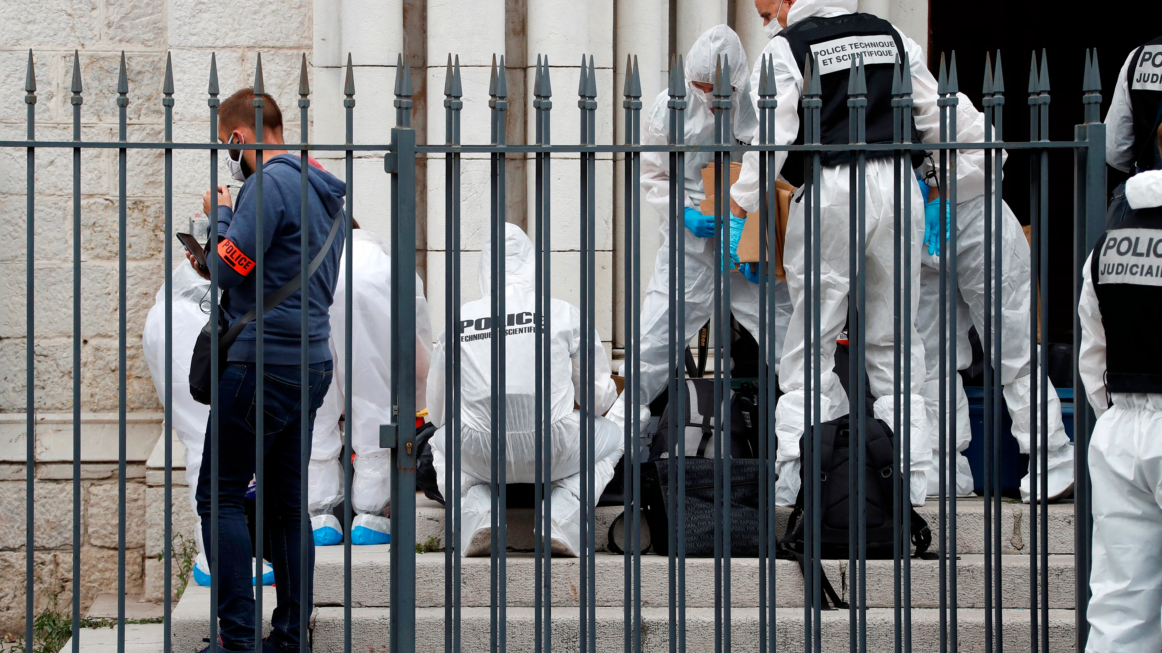 Agentes de la Policía francesa trabajando en el lugar de los hechos