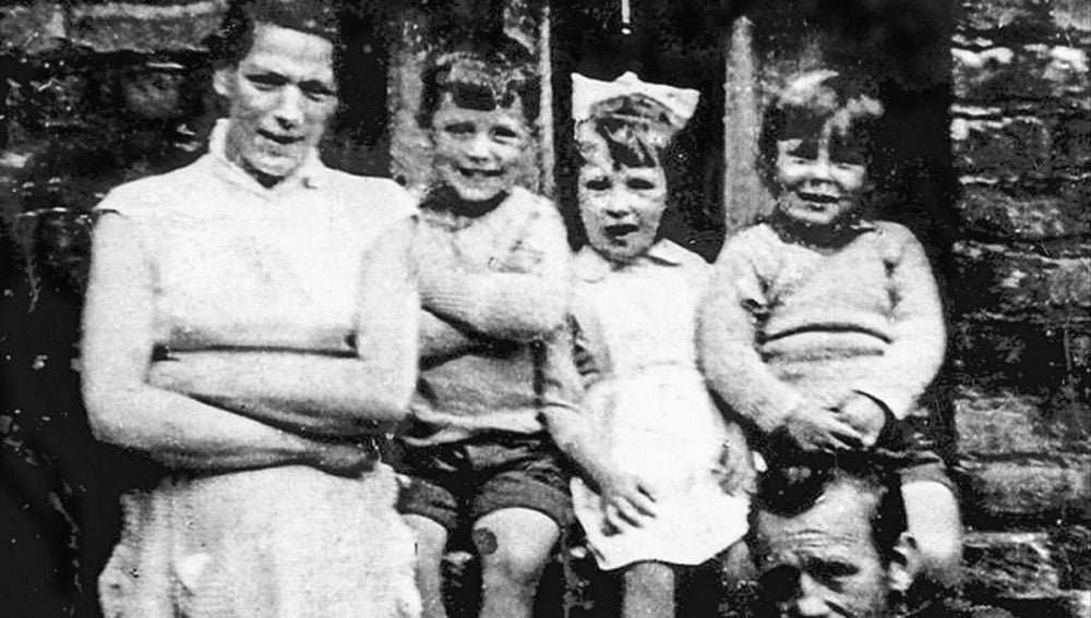 Jean McConville, asesinada por el IRA, con tres de sus hijos y su marido