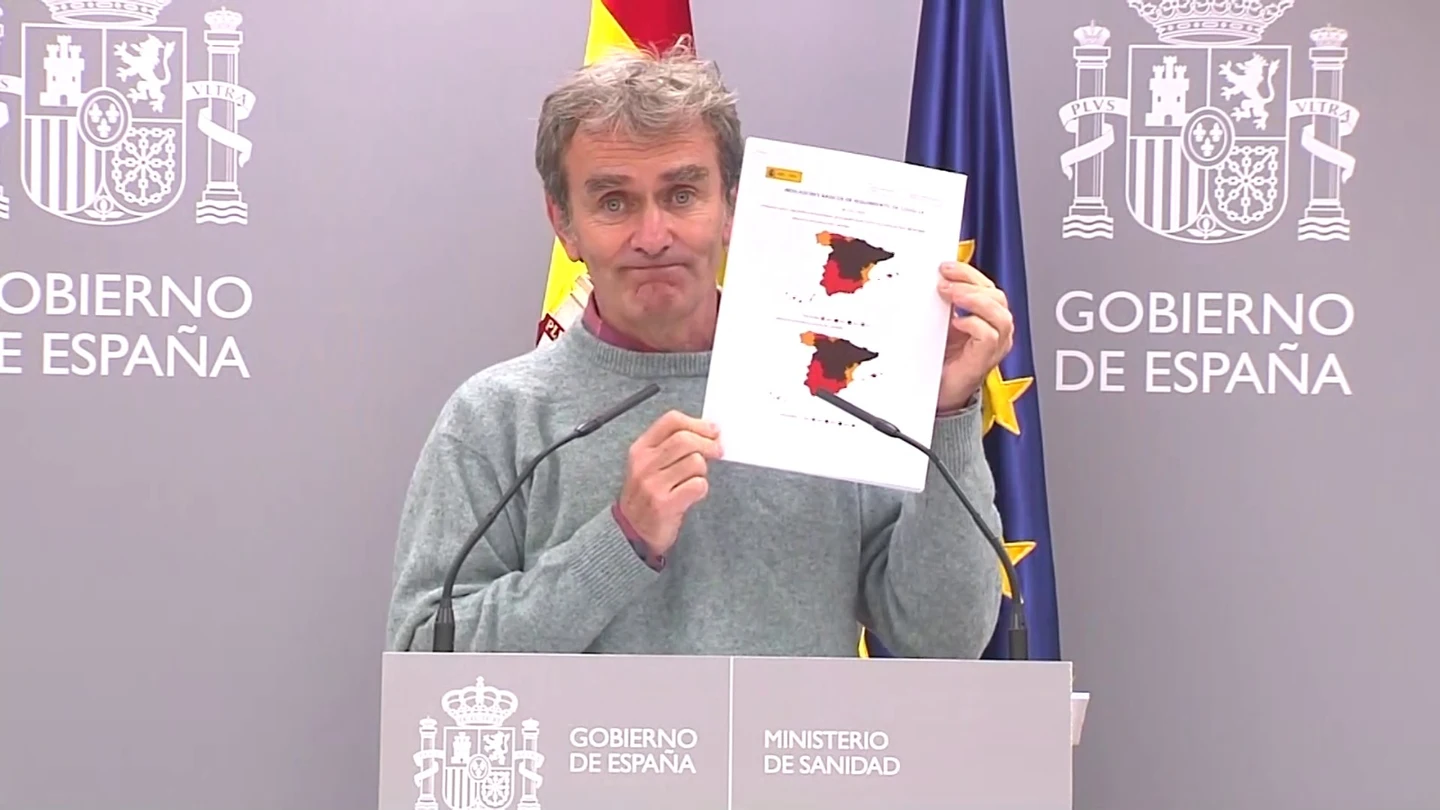 Fernando Simón mostrando el mapa de las comunidades en riesgo por COVID Fernando Simón mostrando el mapa de las comunidades en riesgo por COVID