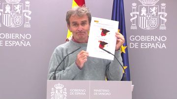 Fernando Simón mostrando el mapa de las comunidades en riesgo por COVID