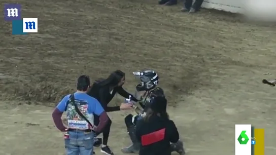 La pedida de mano más 'espectacular': finge caerse en plena carrera de motocross para pedir matrimonio a su novia La pedida de mano más 'espectacular': finge caerse en plena carrera de motocross para pedir matrimonio a su novia