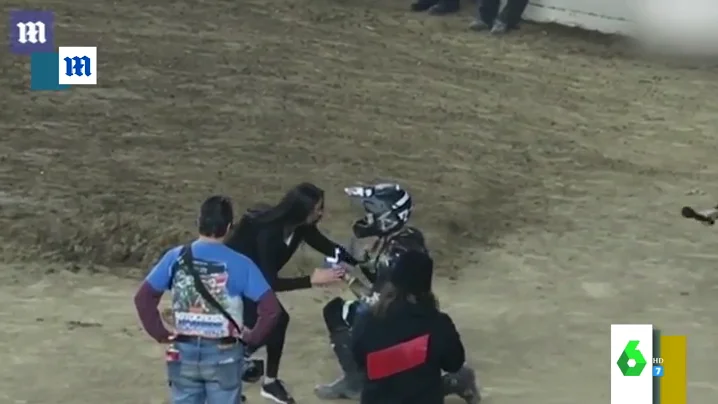 La pedida de mano más 'espectacular': finge caerse en plena carrera de motocross para pedir matrimonio a su novia