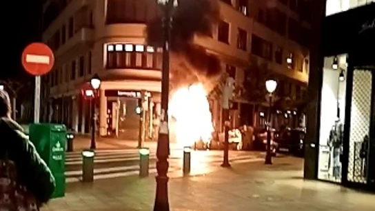 Imágenes de un contenedor ardiendo durante los disturbios en Bilbao Imágenes de un contenedor ardiendo durante los disturbios en Bilbao