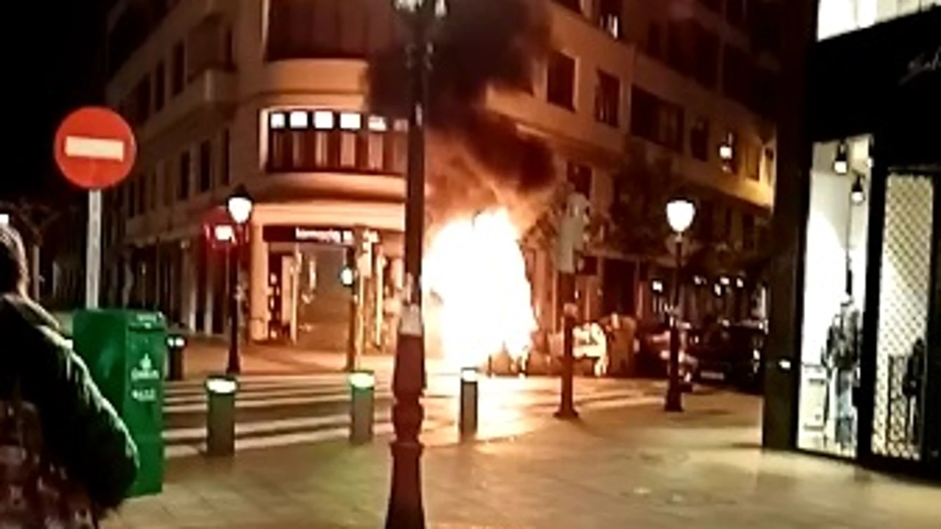 Imágenes de un contenedor ardiendo durante los disturbios en Bilbao