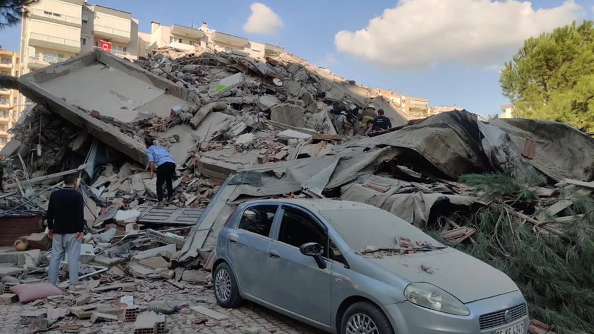 Dos personas buscan en los escombros tras el terremoto que ha sacudido Turquía.