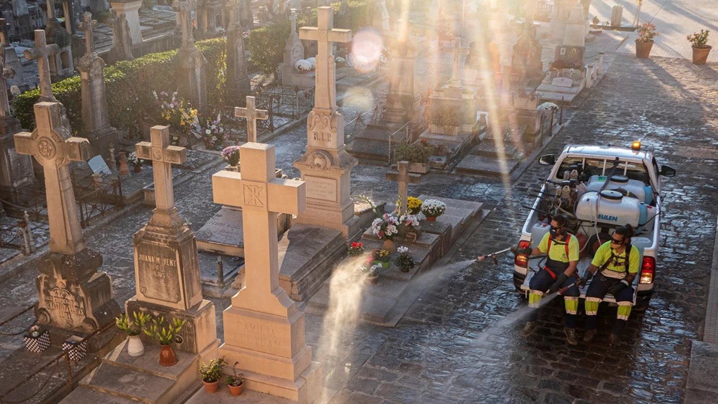 Dos empleados realizan labores de limpieza y desinfección en el cementerio de Palma Dos empleados realizan labores de limpieza y desinfección en el cementerio de Palma