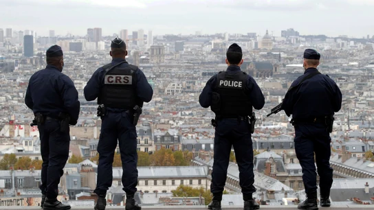 Agentes de la Policía francesa patrullan en Montmartre Agentes de la Policía francesa patrullan en Montmartre