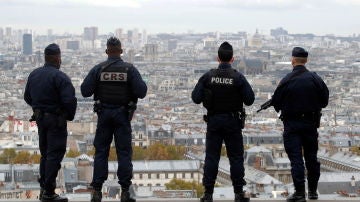 Agentes de la Policía francesa patrullan en Montmartre