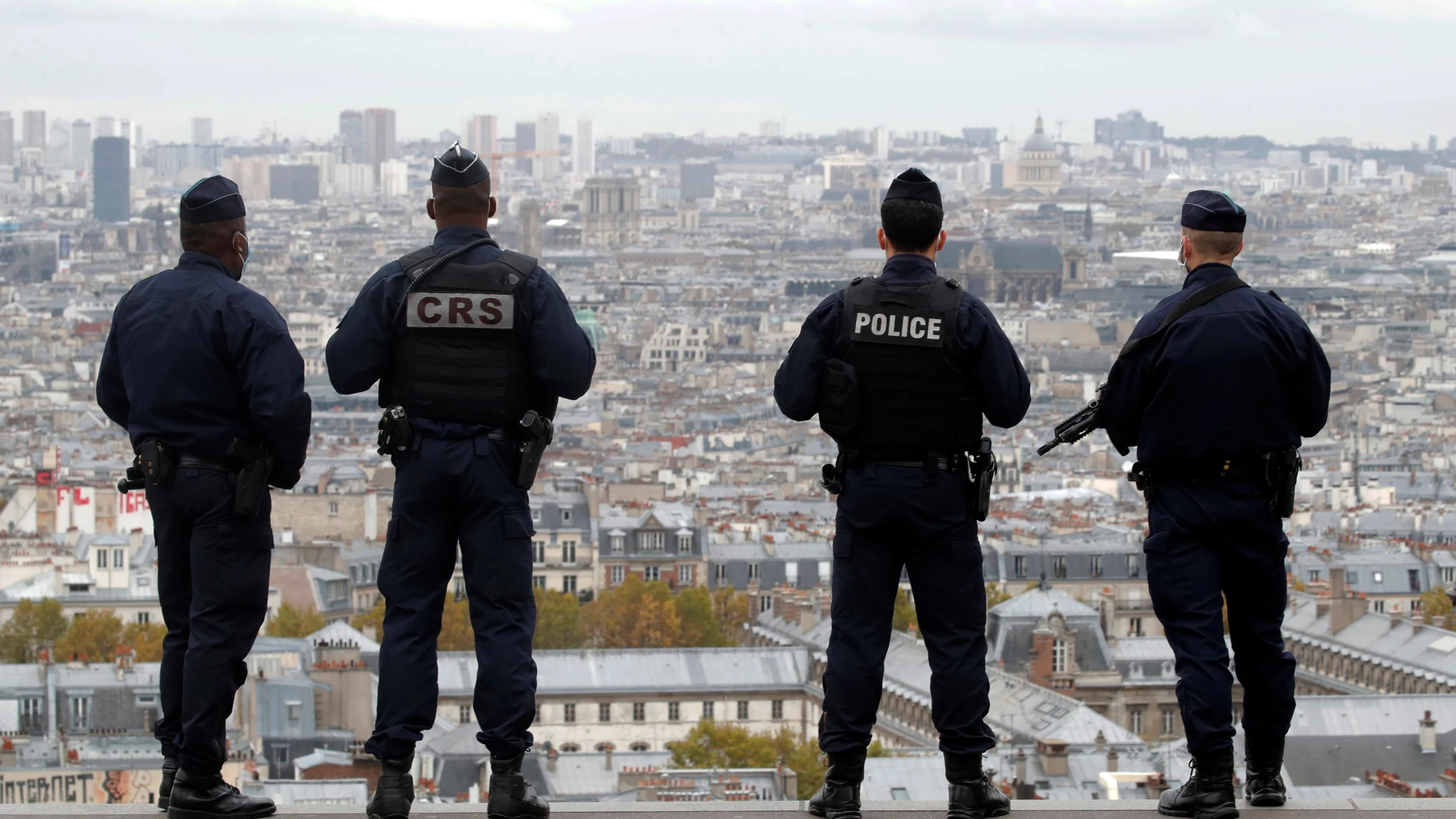 Agentes de la Policía francesa patrullan en Montmartre
