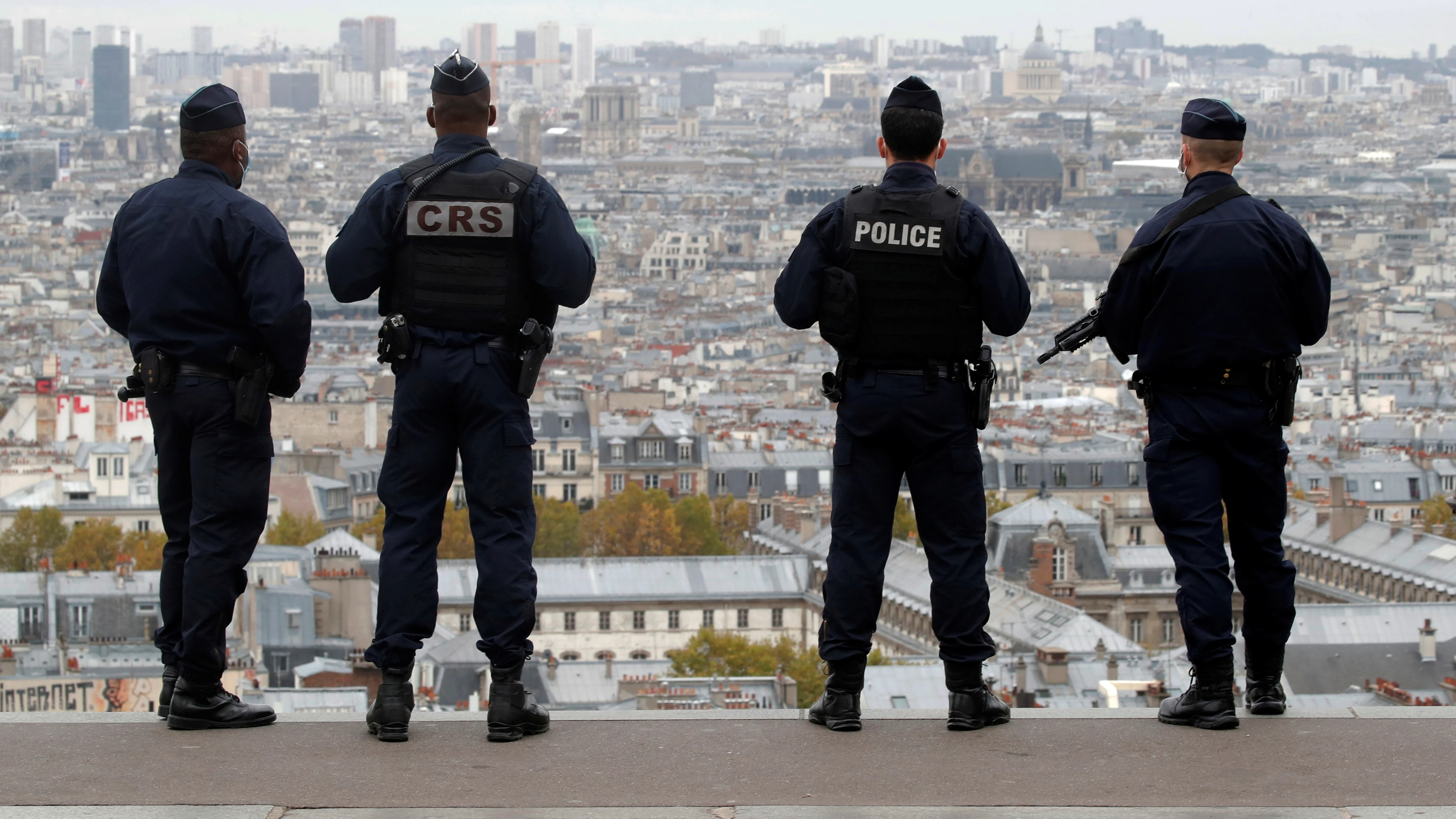Agentes de la Policía francesa patrullan en Montmartre Agentes de la Policía francesa patrullan en Montmartre
