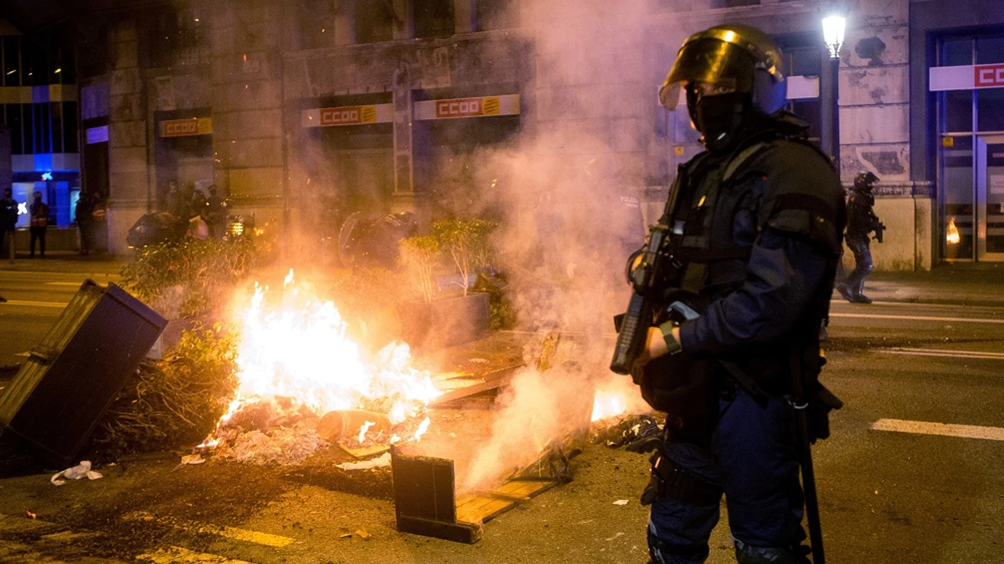 Imagen de un mosso durante los disturbios de Barcelona Imagen de un mosso durante los disturbios de Barcelona
