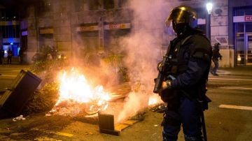 Imagen de un mosso durante los disturbios de Barcelona