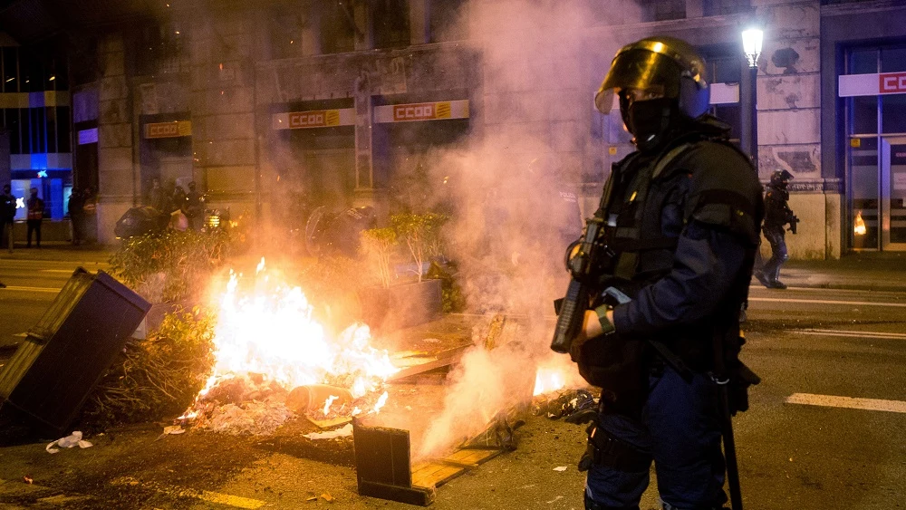 Imagen de un mosso durante los disturbios de Barcelona