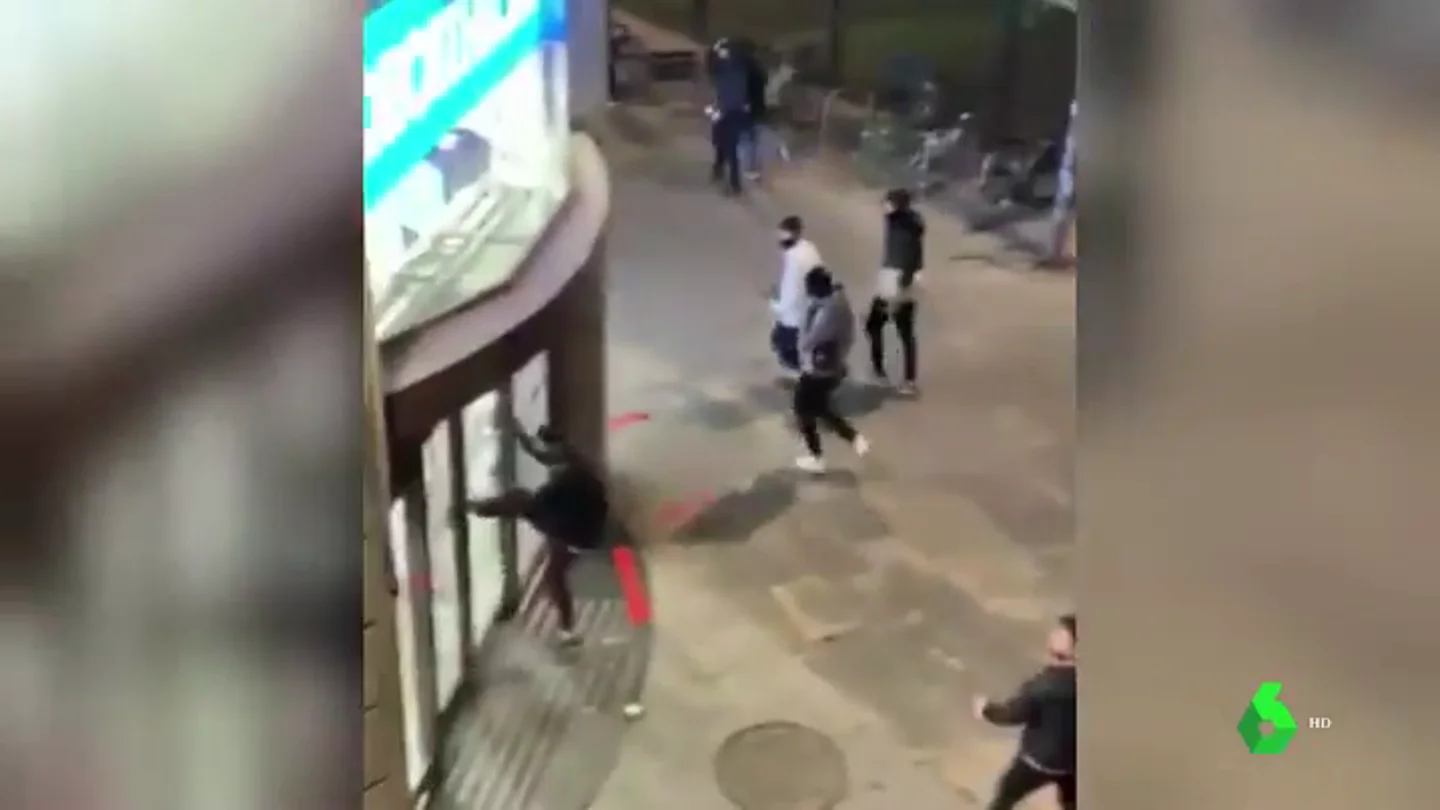 El vídeo del saqueo a una tienda deportiva durante los disturbios en Barcelona El vídeo del saqueo a una tienda deportiva durante los disturbios en Barcelona