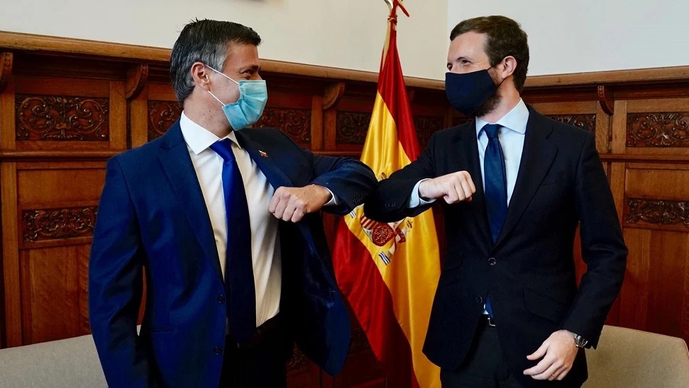 Imagen de Pablo Casado y Leopoldo López durante su reunión en el despacho del líder del PP en el Congreso