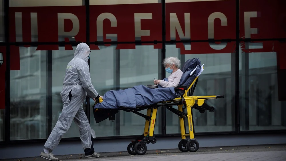 Imagen de un profesional sanitario con una paciente en París, Francia