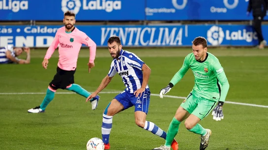 Luis Rioja bate a Neto ante la atenta mirada de Piqué Luis Rioja bate a Neto ante la atenta mirada de Piqué
