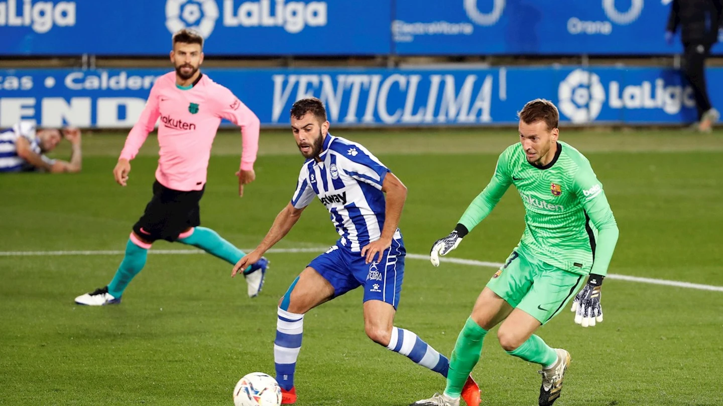 Luis Rioja bate a Neto ante la atenta mirada de Piqué Luis Rioja bate a Neto ante la atenta mirada de Piqué