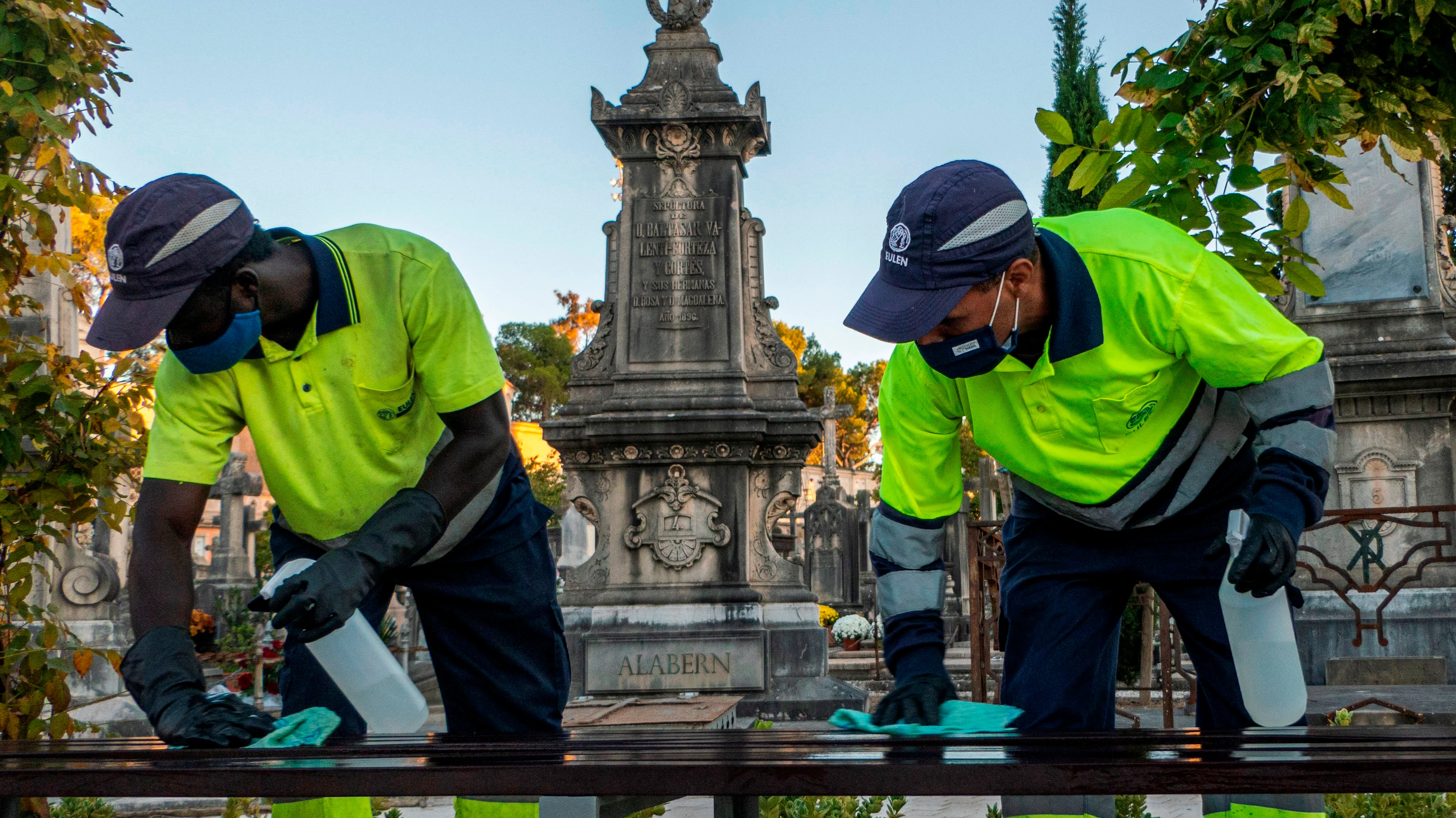 Dos empleados realizan labores de limpieza y desinfección en el cementerio de Palma Dos empleados realizan labores de limpieza y desinfección en el cementerio de Palma