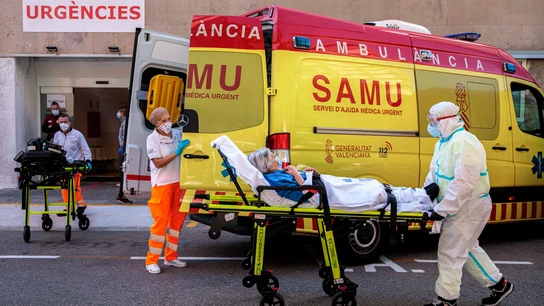Sanitarios trasladan a un paciente a urgencias del Hospital Clínico de València Sanitarios trasladan a un paciente a urgencias del Hospital Clínico de València