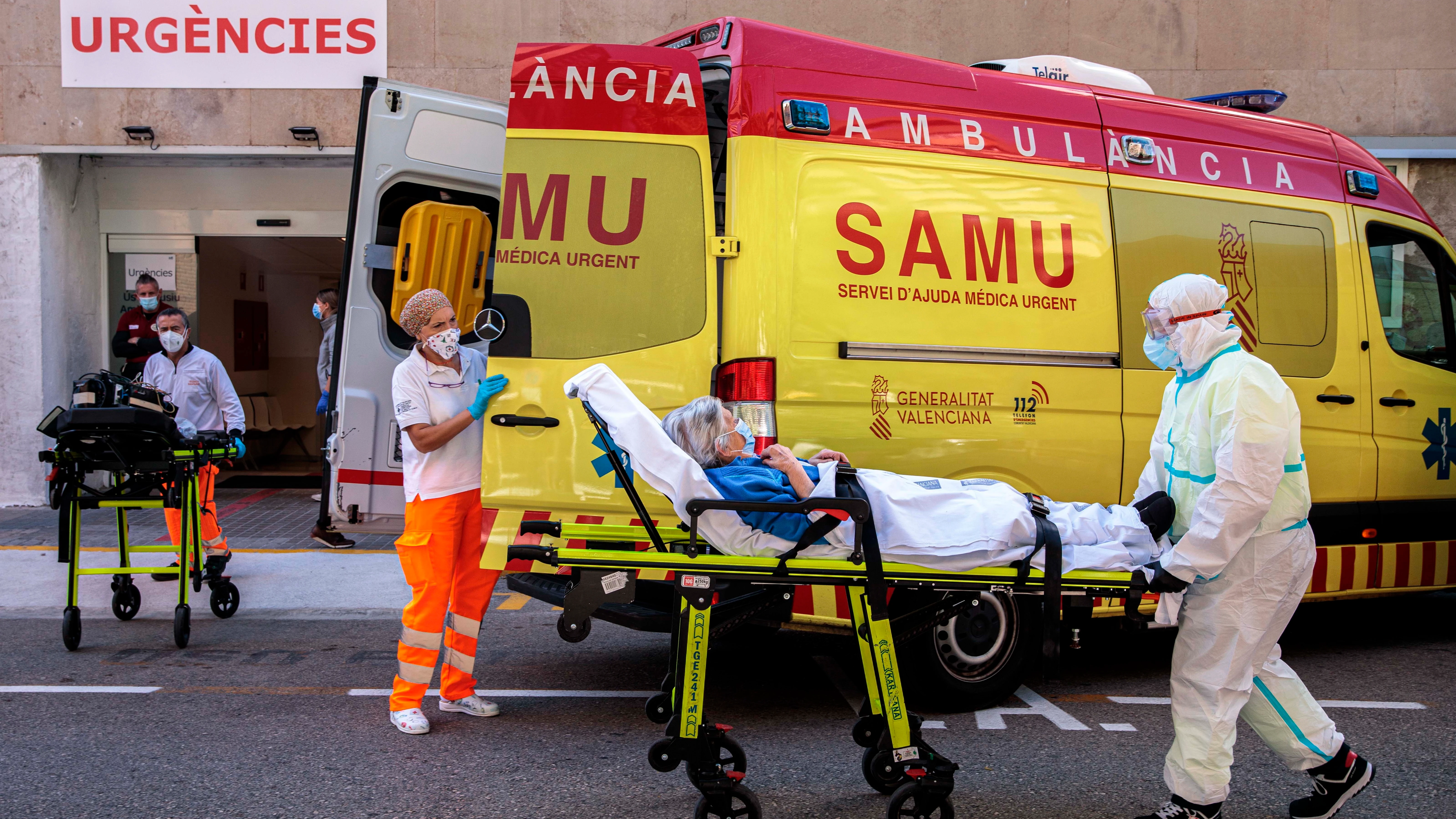 Sanitarios trasladan a un paciente a urgencias del Hospital Clínico de València