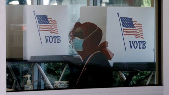 Una mujer en una biblioteca p&uacute;blica de Florida se protege con una mascarilla del coronavirus