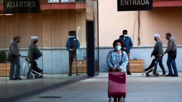 Varias personas entrando en un supermercado de Barcelona