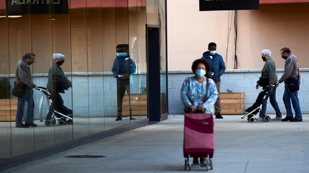 Varias personas entrando en un supermercado de Barcelona